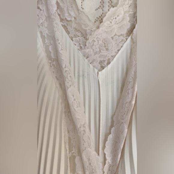 RARE VINTAGE - Lucie Ann Pleated Robe in Ivory - Size Small - Picture 11 of 16
